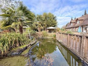 PROPRIÉTÉ NORMANDE D’EXCEPTION – 250 m² + 80 m² en rénovation – ACTIVITÉ RENTABLE DE CHAMB