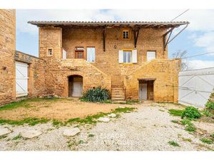 Maison en pierres dorées avec ses dépendances