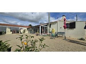 Maison de plain-pied avec grand jardin et dépendance