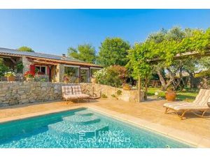 Charme de la pierre et confort de plain-pied avec piscine