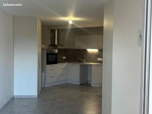 T1 bis avec balcon fermé  proche commerces et IUT