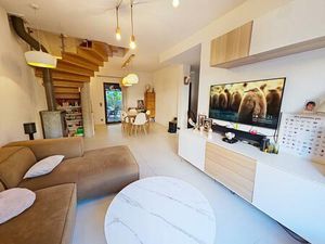 Maison de ville rénovée mitoyenne avec parkings