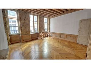 Appartement 2 pièces de 48 m² . Cachet . Cave
