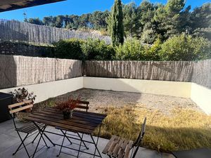 Meyrargues - T2 meublé avec jardin  climatisation et stationnement