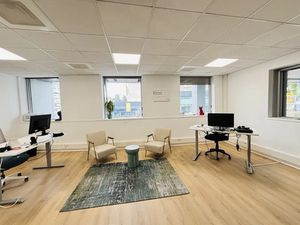 Pied du métro - Clim - Parking - Parfait état