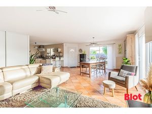 Maison plain pied 4 chambres avec grand terrain et garage.