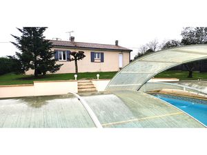 Maison de plain pied avec piscine et parc cloturé