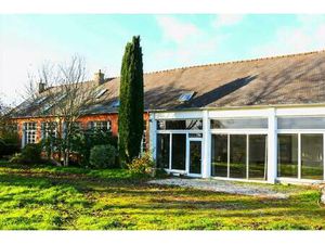 Maison de 8 pièces de 360 m² située à Edern