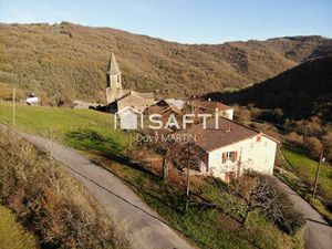 Un petit coin paisible au milieu de la verdure.