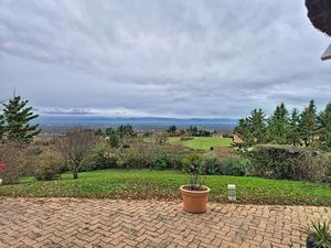 Maison de charme au toit de chaume  grand terrain avec piscine