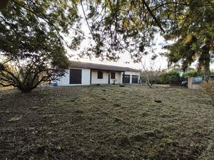 Maison de plain pied sur terrain d'environ 4000 m² avec garages doubles et annexes