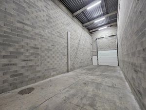 Local d'activité / entrepôt 80m2 - Stockage - Beaux Volumes - Grande hauteur 8m - Parking 