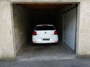 Gargedisponible prés de la gare Laval pour voiture ou stockage