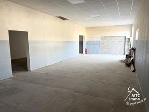 Location locaux professionnels 122 m² à Bourgoin-Jallieu (38300)  890 €