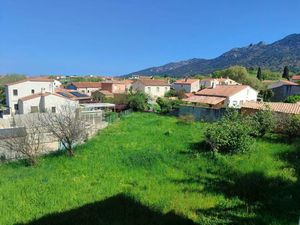 Maison au coeur du village avec un grand terrain encore construc