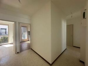 Immeuble avec 2 T4  un T2 et un garage