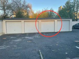 Location Garage box et parking à Caen (14000) : à louer / 14m² Caen