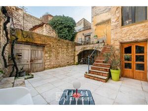 Maison de village de 170m2 - 179 m² de terrain avec cour  piscine et local commercial