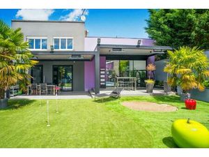 Maison de 10 pièces de 390 m² située à Pringy