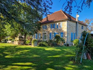 Maison en pierre classique avec vue  dépendances  environ 2h