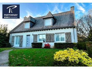 Traditionnelle T6 à réhabiliter sur terrain 2178 m²