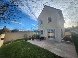 Maison 100 m2  élevée sur 258 m2  centre du village 78940