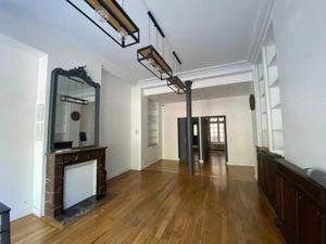 A deux pas du métro Villiers  belle surface de boutique à louer