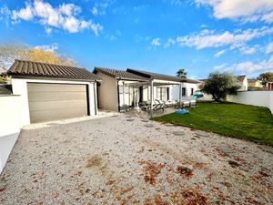 Maison 4 pièce(s) 92 m2 de plain pied   construite en 2017  hors couloir aérien.