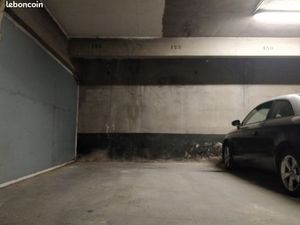 Place parking couvert securisee