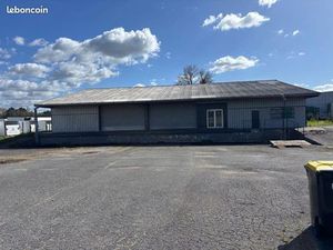 ◊ Hangar 1 100 m² + Parking 2 500 m² – 7 000 /mois HT – Saint-Loubès Loyer : 7 000 /mois H