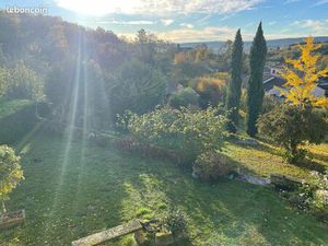 À louer maison rénovée de 120m2 avec garage et jardin dans le bourg d’Enval