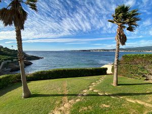 A vendre SIX FOURS LES PLAGES  LE CAP NEGRE   Appartement type 3 en front de mer cave et p