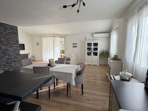 Maison avec extérieur