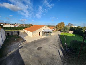 Grange rénovée en 2009 avec grand préau  hangar et diverses