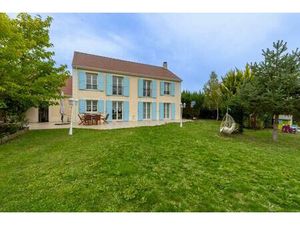 Maison de 7 pièces de 199 m² située à Les Essarts-le-Roi