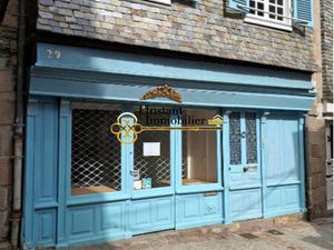 Emplacement idéal en plein coeur d'une rue animée