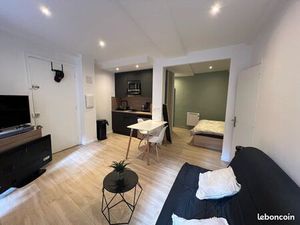 Superbe 1/2 P place saint François Vielle ville