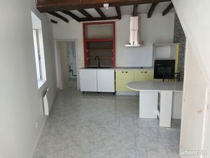 Maison de bourg à MONTJEAN rénovée 1 chambres de 40 m2 dans le centre
