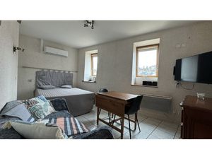 Type 1 Bis  4ème et dernier étage avec ascenseur + cave - hy