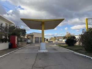 À vendre Ancienne station-service avec atelier  bureaux et grand terrain Sauvian