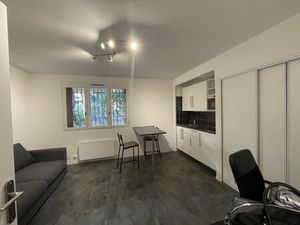 STUDIO MEUBLE AVEC PLACE DE PARKING PRIVATIVE