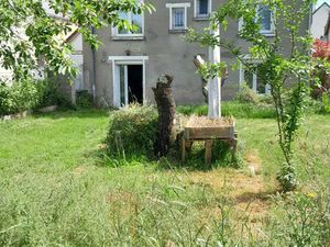 Gare + Tramway à 1 min à pied  5 p  4 chambres  double garage  jardin clos sans vis à vis.