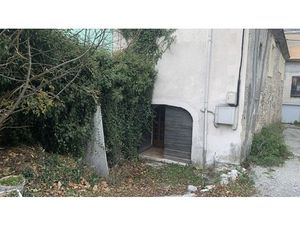 Maison de village à rénover – Plein centre – 80 m² au sol / 57 m² Carrez – Jardinet + Cave