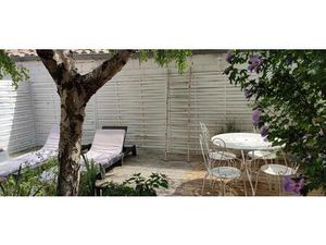 COEUR DU VILLAGE Maison avec petit jardin intime