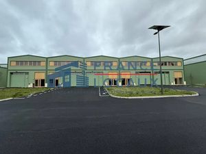 Locaux d'activité et bureaux - A LOUER