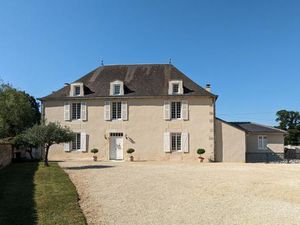 Maison de Maître élégante avec Gîte  Piscine Chauffée et 8Ha – Vienne (86)