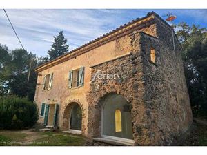 À vendre à Salernes bastide avec 5 chambres et un terrain de 2
