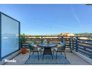 APPARTEMENT DE TYPE 3 DE 58 m² CENTRE DE SIX FOURS LES PLAGES AVEC UN GRAND BALCON