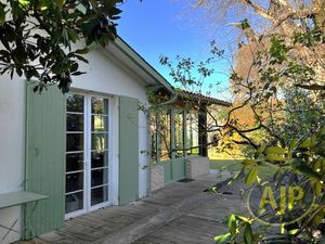 Maison pleine de charme -135 m² habitables sur beau terrain arboré.