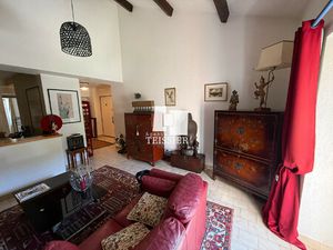 Exclusivité : 07140 Les Vans centre village Appartement en parfait état avec balcon et asc